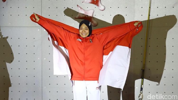 Aries Susanti Rahayu adalah peraih medali emas bidang panjat tebing di Asian Games 2018. Ternyata dia sosok yang sangat dekat dengan keluarga.