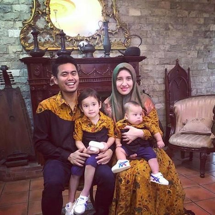 <p>Happy family banget ya, Bun. (Foto: Instagram @tontowiahmad_)<br /><br /></p>