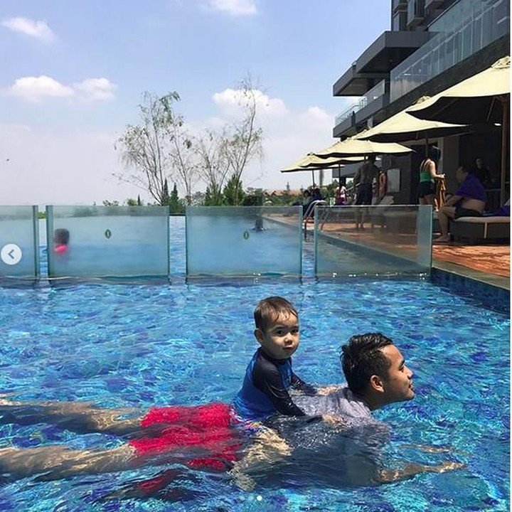 <p>Tontowi mengajak anak pertamanya, Danish, berenang. Segar ya main air! (Foto: Instagram @tontowiahmad_)<br /><br /></p>