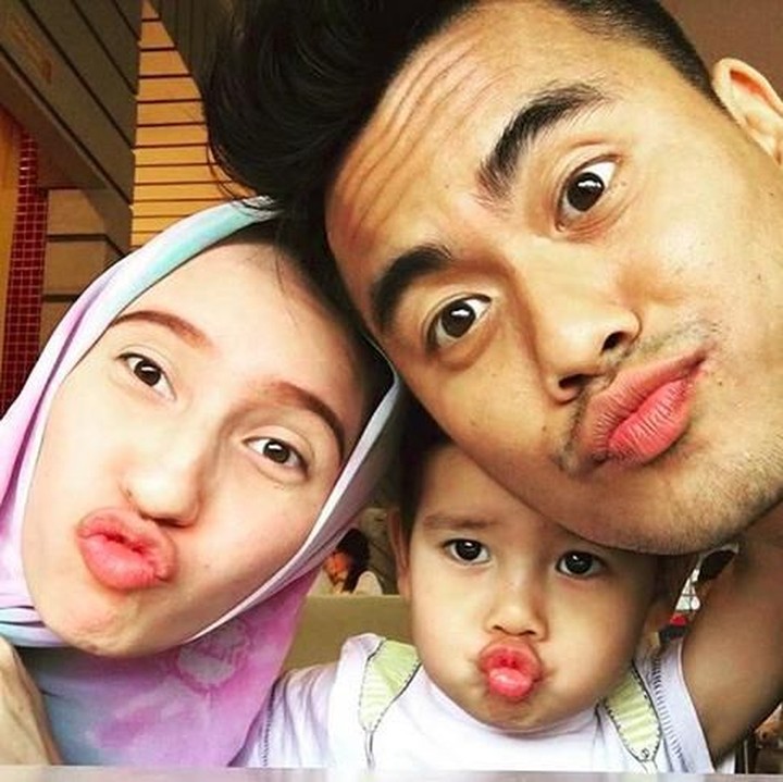 <p>Wefie duke face merupakan salah satu cara family time keluarga Tontowi. (Foto: Instagram @tontowiahmad_)<br /><br /></p>
