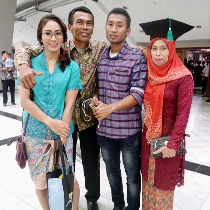 <p>Ini Berllian ketika datang ke acara wisuda sang adik, Deniz. (Foto: Instagram/berllian_5)</p>