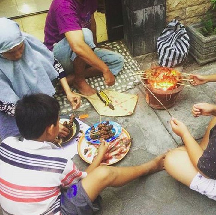 <p>Bagi-bagi tugas nih. Ada yang membumbui sate, membolak-balik sate dan ada yang mengawasi api tetap menyala. Hi-hi-hi. (Foto: Instagram/ @rochmazigalgil)</p>