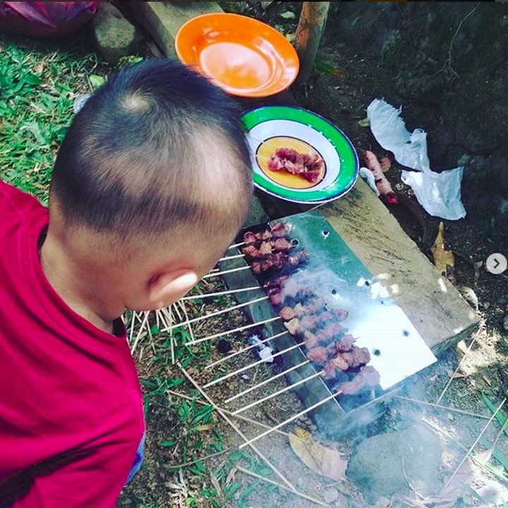 <p>Wah, serius banget nih yang lagi nunggu satenya matang. He-he-he. (Foto: Instagram/ @atiqabdul)  </p>