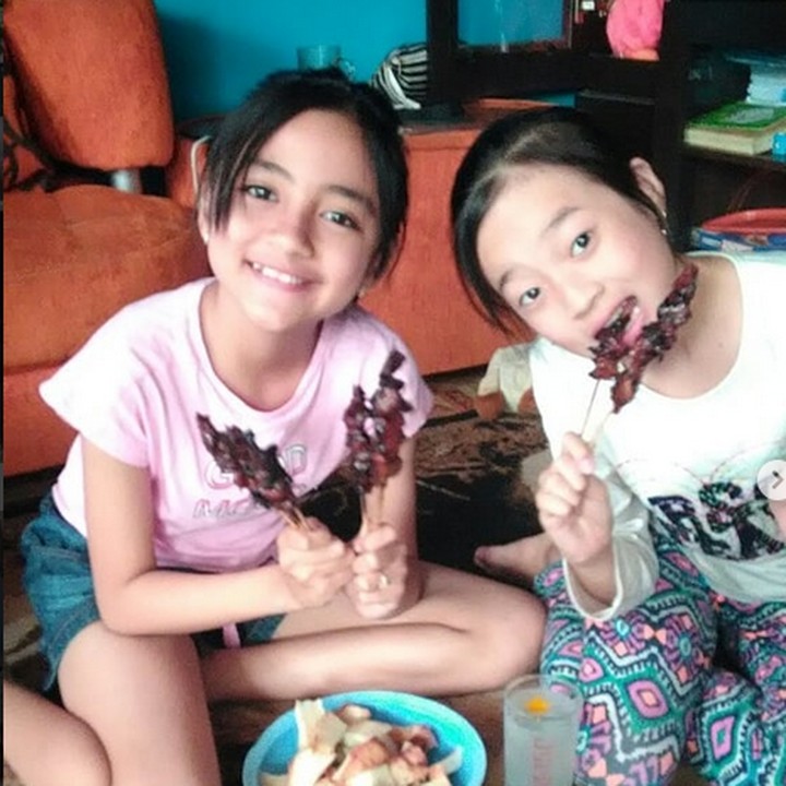 <p>Gimana gadis kecil? Satenya enak nggak? (Foto: Instagram/ @chalitsaellysia)  </p>