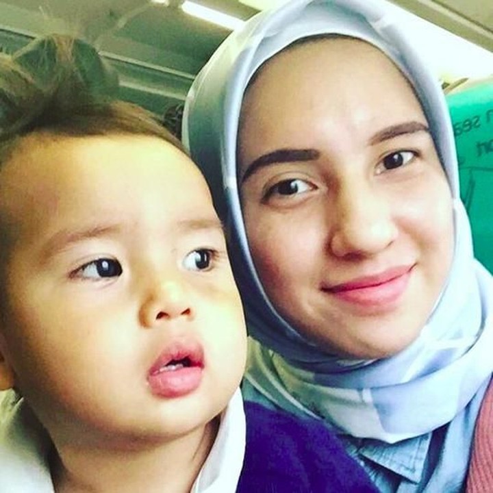 <p>Nah ini dia Danish bersama mamanya, Michelle Ahmad. (Foto: Instagram @danisharsenio)<br /><br /></p>