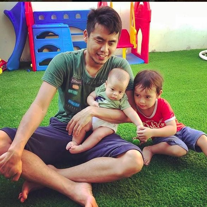 <p>Tontowi menyempatkan bermain bersama dua anaknya. Wah seru banget. (Foto: Instagram @tontowiahmad_)<br /><br /></p>