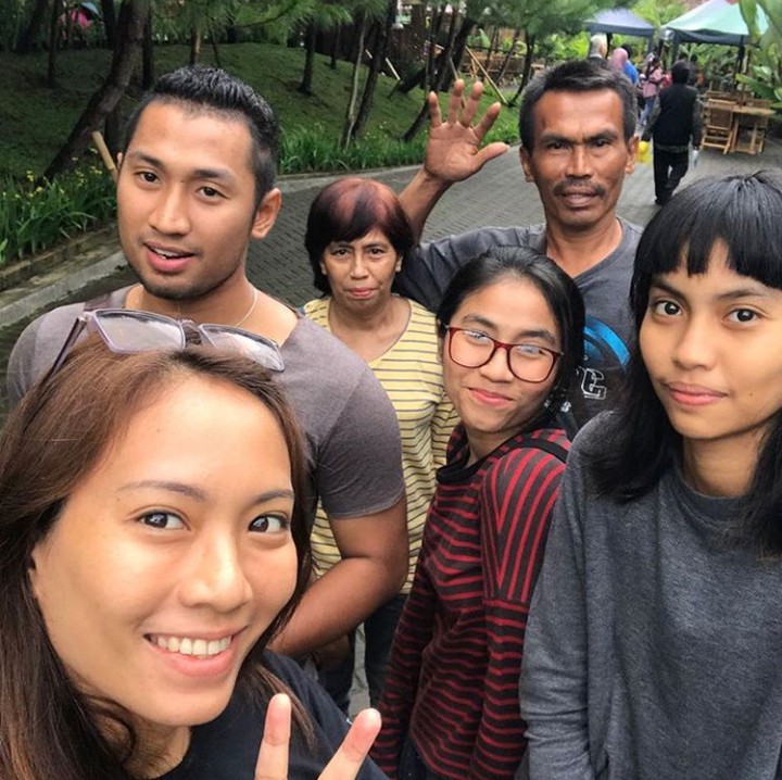 <p>Berllian bersama orang tua dan adik-adiknya. (Foto: Instagram/berllian_5)</p>