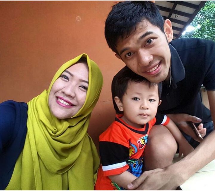 Keakraban Pemain Bulu Tangkis Fajar Alfian dan Adiknya