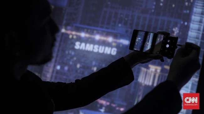 Samsung memberikan bocoran ponsel lipat besutannya segera dikenalkan ke publik.