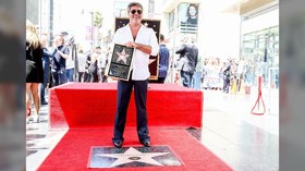 Simon Cowell Girang Dapat Bintang Hollywood Walk of Fame