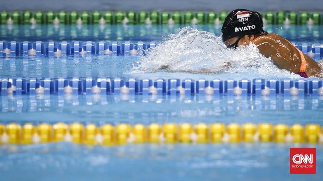 Tim renang Indonesia memacu kecepatan saat final 4x100 meter Gaya Ganti Estafet Putri Asian Games ke-18 Tahun 2018 di Aquatic Centre GBK, Senayan, Jakarta, Kamis (23/8). Tim renang Jepang berhasil meraih medali emas sekaligus memecahkan rekor Asian Games dengan catatan waktu 3 menit dan 54.73 detik, sedangkan tim renang Hong Kong naik menjadi peringkat kedua dan Singapura menjadi peringkat ketiga setelah Cina dan Korea Selatan terdiskualifikasi.