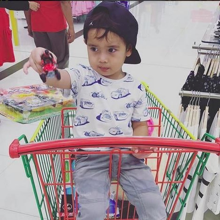 <p>Danish nemenin mama belanja dulu ya. (Foto: Instagram @danisharsenio)<br /><br /></p>