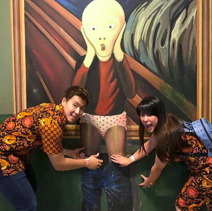 <p>Tuh lihat, baik suami ataupun istri sama-sama iseng nih. Bunda dan suami juga sering iseng kayak gini? He-he-he. (Foto: Instagram/ @marcusfernaldig)  </p>