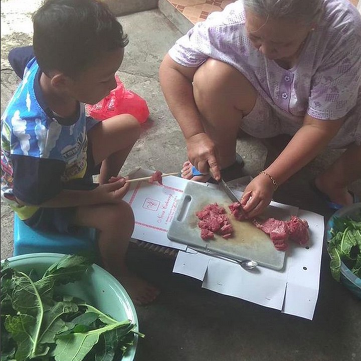 <p>Telaten banget anak yang satu ini bantu sang nenek menusukkan daging ke tusukan sate. (Foto: Instagram/ @rida_widyatmoko)  </p>