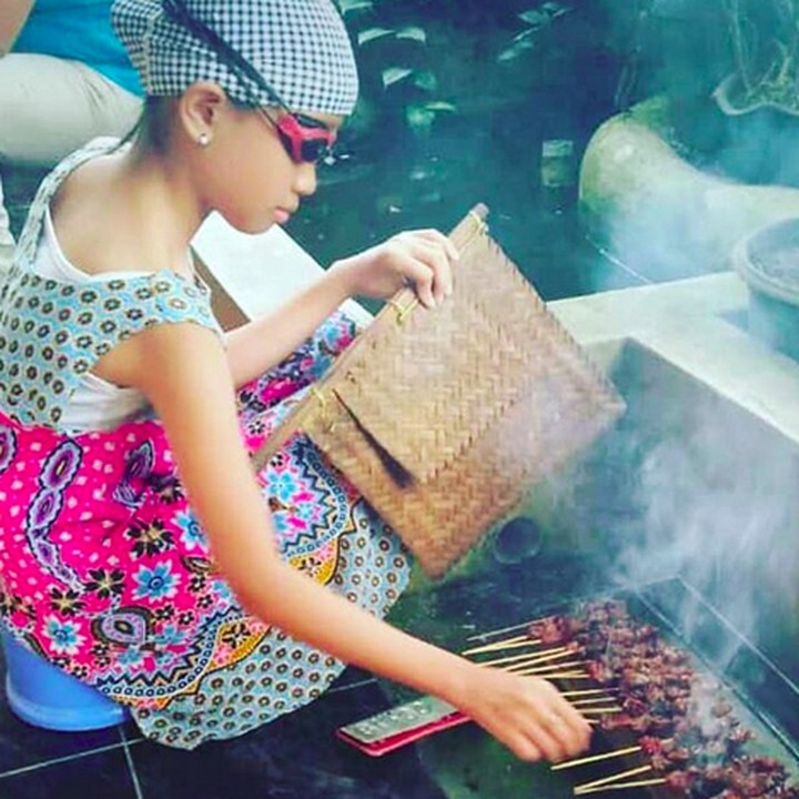 <p>Karena nggak mau rambut bau asap dan mata pedih saat nyate, alhasil tutup kepala dan kacamata pun dipakai. Hi-hi-hi. (Foto: Instagram/ @susanwiyantini)  </p>