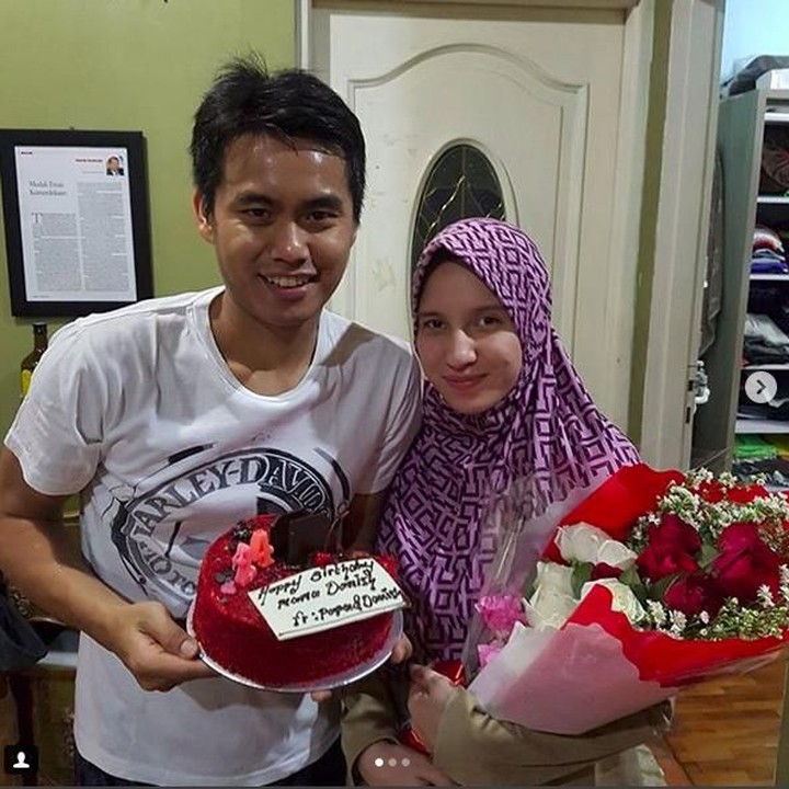 <p>Ini saat Tontowi memberikan bunga dan kue ulang tahun kepada istrinya, Michelle Ahmad, yang berulang tahun. Romantis banget ya, Bun! (Foto: Instagram @tontowiahmad_)</p>