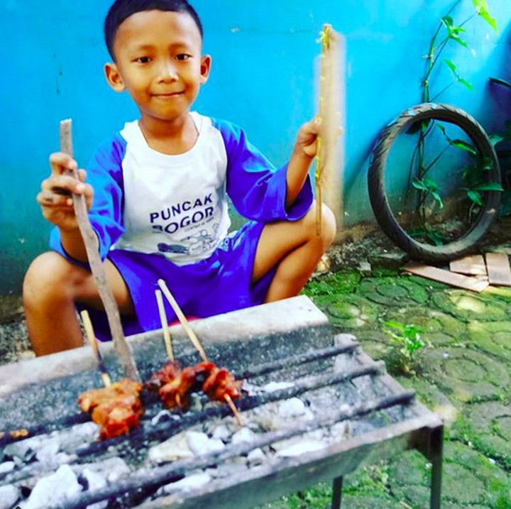 <p>Eh, ada jagoan cilik yang lagi ngipit sate nih. Siapa yang mau satenya? (Foto: Instagram/ @arridwannurkarimniam)</p>