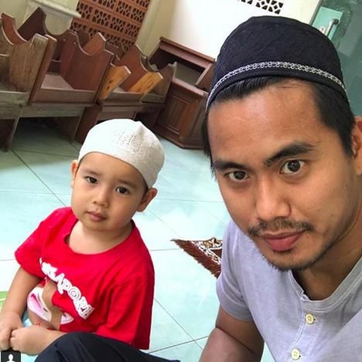 <p>Ketika Ayah dan anak kompak hendak pergi salat Jumat. (Foto: Instagram @tontowiahmad_)<br /> </p>