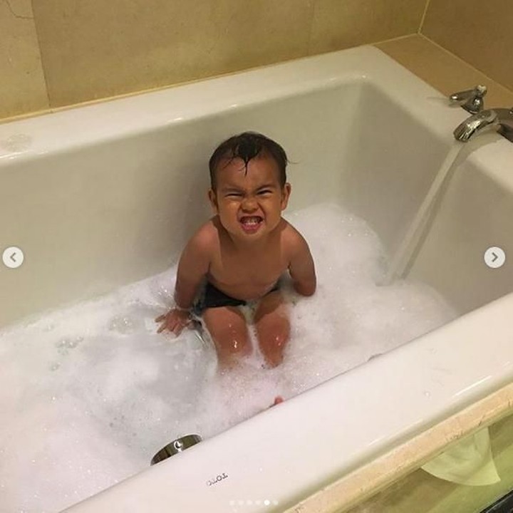 <p>Mandi buble, seru ya! (Foto: Instagram @danisharsenio)<br /><br /></p>