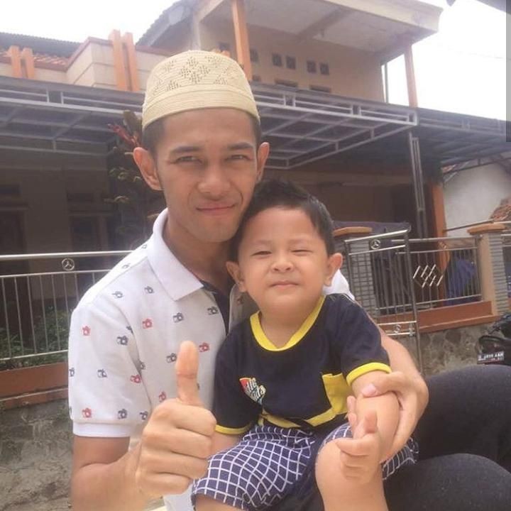 <p>Fajar dan adiknya, Fadly, kompak banget deh. Lihat deh mereka kompak angkat jempol. (Foto: Instagram @fjralf95)<br /><br /></p>