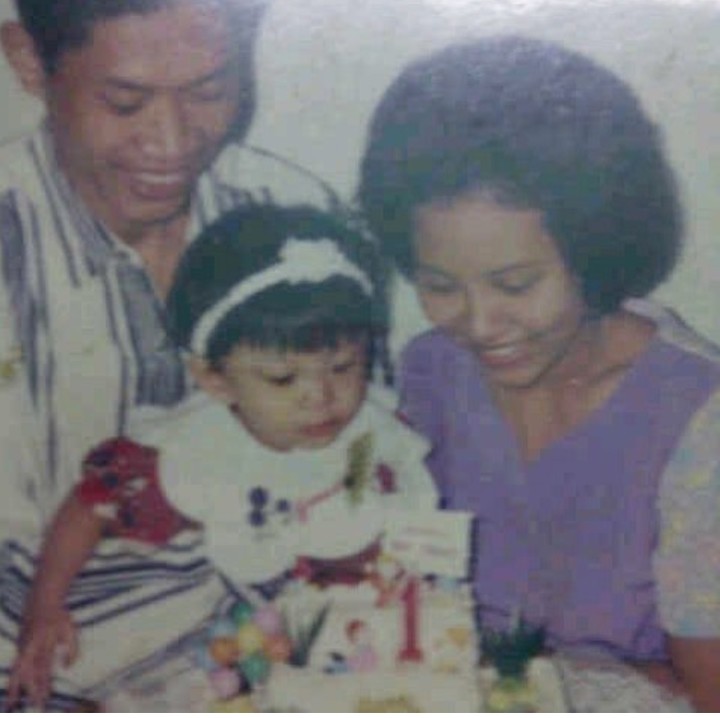 <p>Ini saat Diananda Choirunisa ulang tahun pertama. Ayah dan bundanya mendampinginya meniup lilin yang terpasang di atas kue ulang tahun. (Foto: Instagram @dianandach)</p>