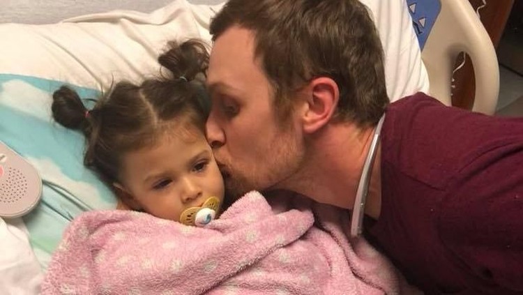 Ayah ini ingin menyemangati sang anak yang kena leukemia. Cara manis pun dilakukannya supaya sang putri semangat ketika kemoterapi.