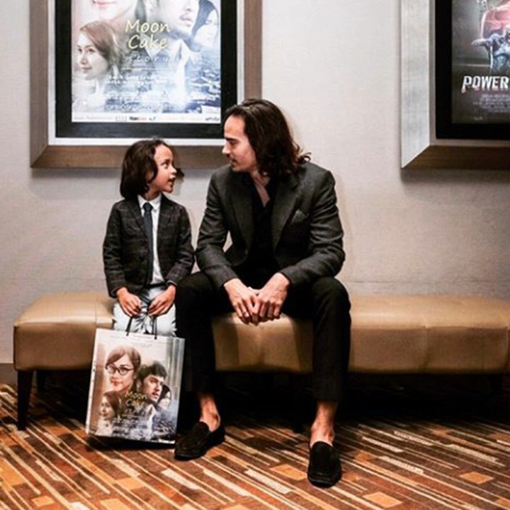 <p>Kalau rambut Ayah Ashraf panjang makin mirip Noah ya? (Foto: Instagram @ashrafsinclair)  </p>