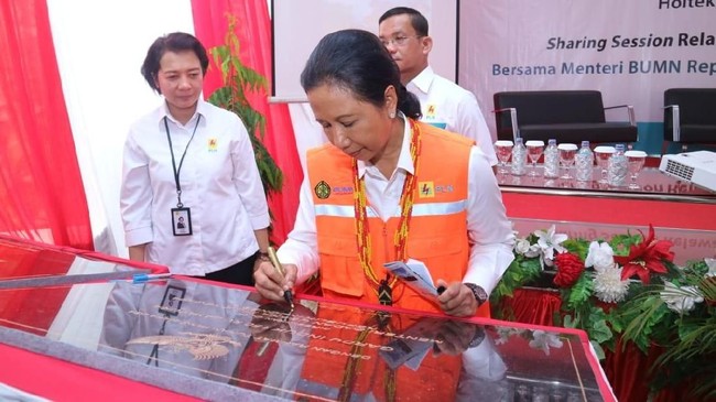 Kementerian BUMN berencana mengkaji pembentukan holding BUMN di sektor penerbangan. Holding akan membawahi Angkasa Pura dan Garuda Indonesia.