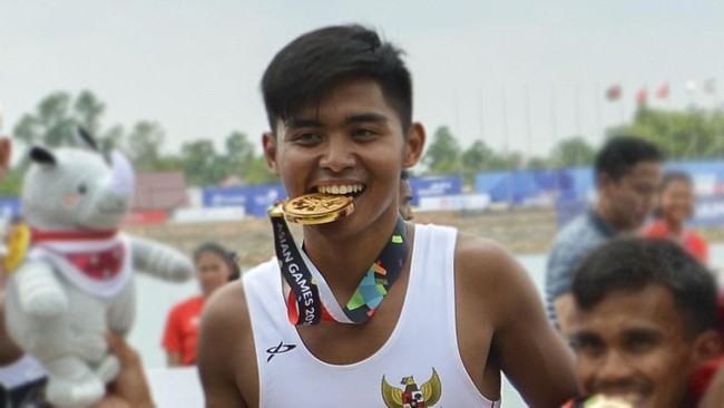 Atlet dayung Rio Rizki Darmawan hingga kini tercatat sebagai peraih medali emas Asian Games 2018 termuda untuk kontingen Indonesia.