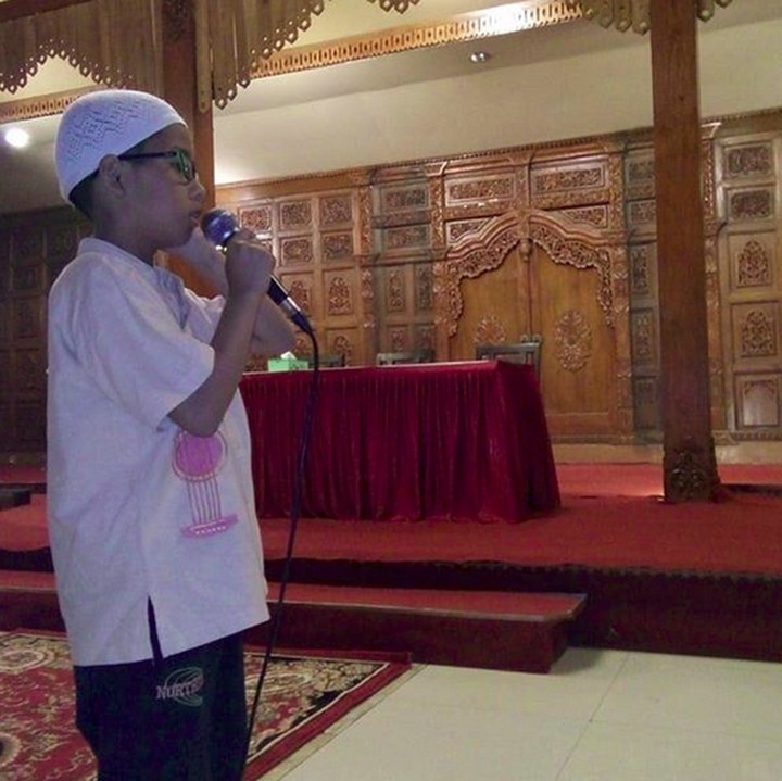 <p>Melatih kemampuan mengumandangkan azan dengan jadi muazin di acara buka puasa bersama? Nggak masalah. (Foto: Instagram/@tyasmama19)  </p>