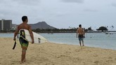 FOTO: Situasi Darurat, Warga Hawaii Bersiap Hadapi Badai Lane Warga Hawaii bersiap menghadapi Badai Lane sementara Presiden Donald Trump mendeklarasikan situasi darurat karena longsor dan banjir sudah mulai menutup jalan.