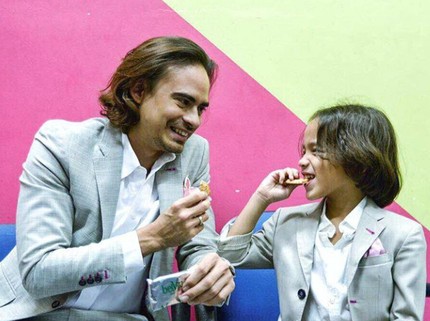 Kecenya Gaya Kompak Ashraf Sinclair dan Putranya Noah
