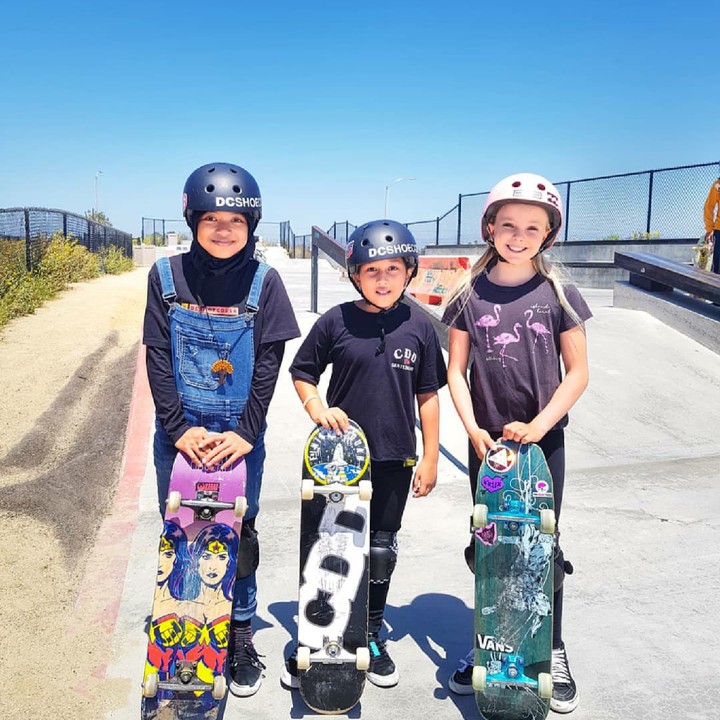<p>Aliqqa bersama teman-temannya saat main skateboard. (Foto: Instagram/aliqqakayyisa)</p>