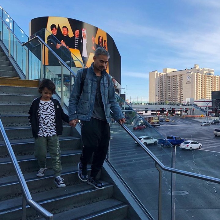 <p>Saat Ayah Ashraf dan Noah jalan-jalan di Las Vegas. Sama-sama kece! (Foto: Instagram @ashrafsinclair)  </p>