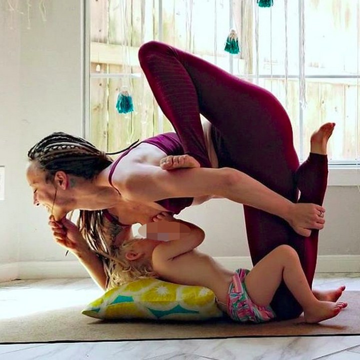 <p>Buat Carlee nggak masalah dia melakukan pose yoga yang beragam meski sambil menyusui si kecil. (Foto: Instagram/ @carleebyoga)</p>