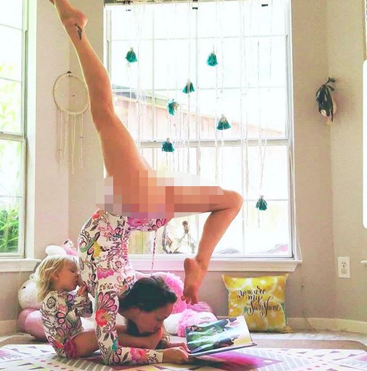 Sambil yoga, ibu bernama Carlee Benear ini menyusui putrinya yang berumur 2 tahun. Yuk lihat aksinya, Bun.