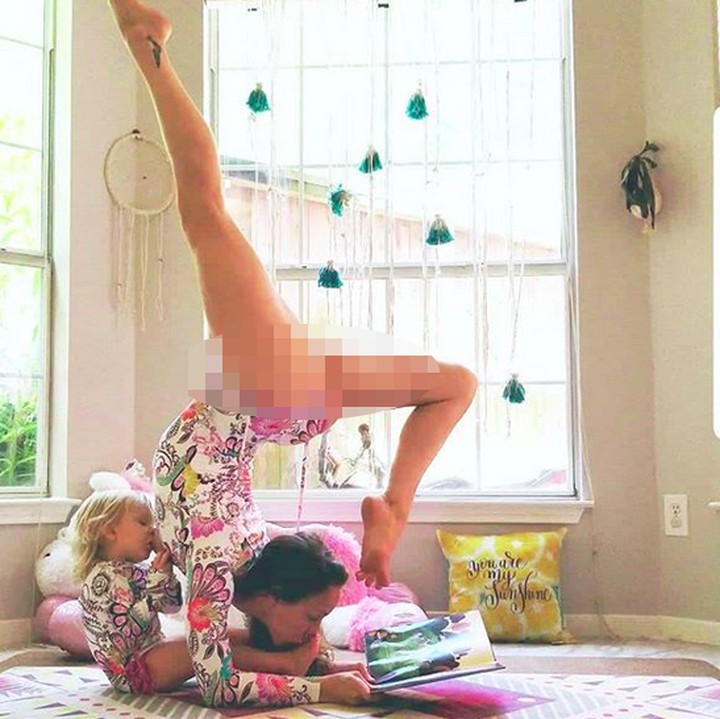 <p>Carlee memang mengisi waktu di rumah dengan yoga. Dia rutin yoga sambil menyusui si kecil Maramylee yang kini berumur 2 tahun. (Foto: Instagram/ @carleebyoga)  </p>