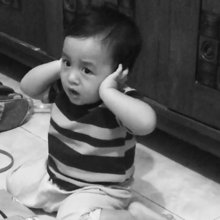 <p>Kecil-kecil bocah ini semangat banget jadi muazin. (Foto: Instagram/@thika646)  </p>