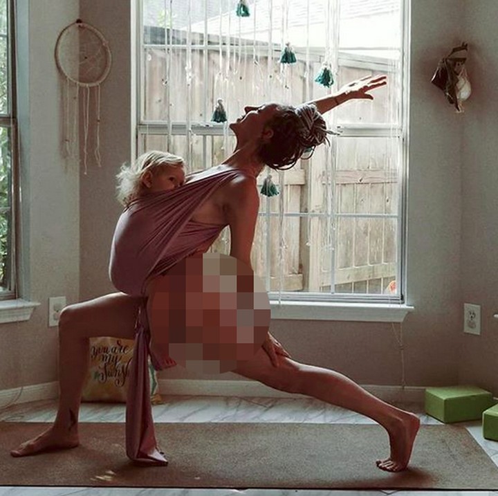<p>Sejak bayi Maramylee memang sudah biasa disusui sang ibu yang sedang yoga. Nggak heran jika Maramylee tampak santai begini ya, Bun. (Foto: Instagram/ @carleebyoga)  </p>