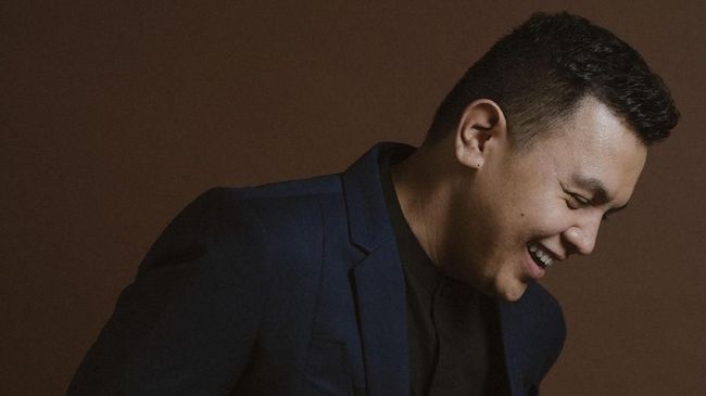 Menandai 10 tahun berkarya, Tulus menggelar konser virtual Terlalu Rindu untuk merayakannya. Tak hanya satu, melainkan tiga konser dengan konsep berbeda.