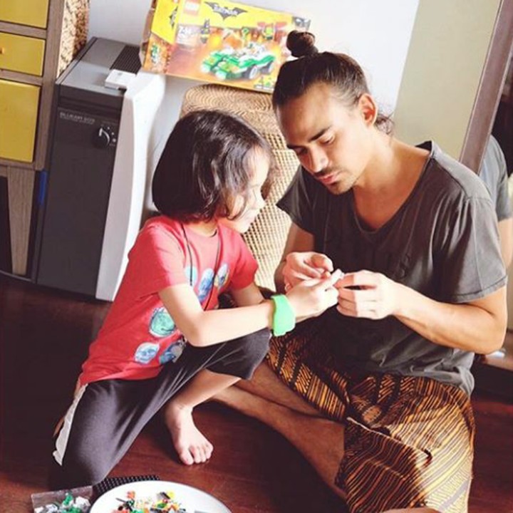 <p>Buat anak lelaki, nggak ada yang lebih seru dari merakit mainan bersama ayah. (Foto: Instagram @ashrafsinclair)  </p>