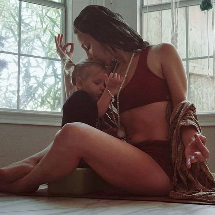 <p>Damai banget sepertinya Carlee melakukan pose yoga kayak gini sembari menyusui si kecil. (Foto: Instagram/ @carleebyoga)</p>