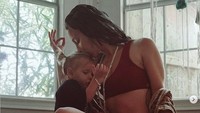 <p>Damai banget sepertinya Carlee melakukan pose yoga kayak gini sembari menyusui si kecil. (Foto: Instagram/ @carleebyoga)</p>