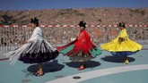 NYALANG: Serentak Mencipta Jejak Dalam foto unik pilihan CNNIndonesia.com pekan ini, ada tarian tradisional suku Fulani, khusuk Salat Id di hari raya, serta topan kecil di padang Kenya.