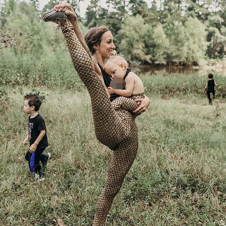 <p>Walau disusui ketika bundanya yoga, Maramylee bisa tertidur pulas lho. (Foto: Instagram/ @carleebyoga)</p>