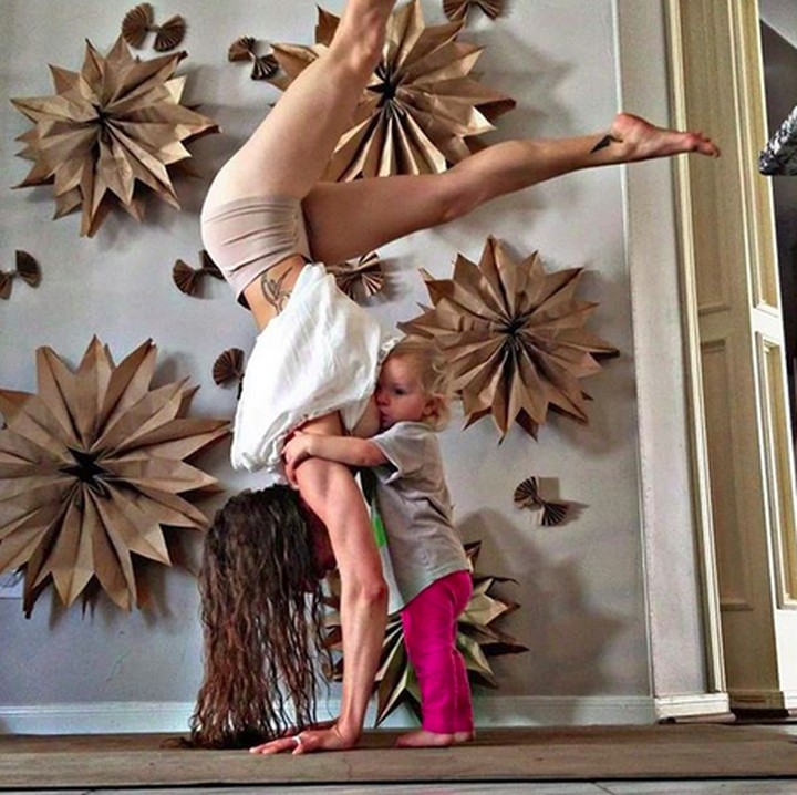 <p>"Nggak apa-apa bunda serius yoga yang penting aku bisa tetap nyusu." He-he-he. (Foto: Instagram/ @carleebyoga)</p>