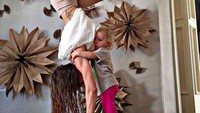 <p>"Nggak apa-apa bunda serius yoga yang penting aku bisa tetap nyusu." He-he-he. (Foto: Instagram/ @carleebyoga)</p>