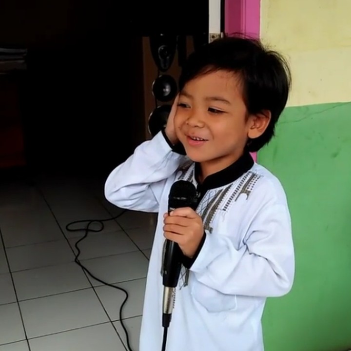 <p>Senyum manis si muazin cilik. Bikin gemas! (Foto: Instagram/@paudkoberalamin)</p>