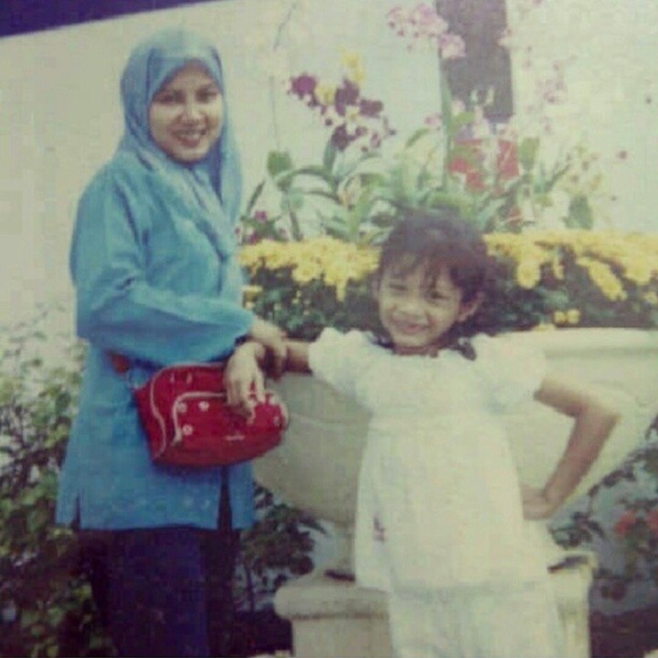 <p>Nah, yang ini Diananda Choirunisa saat masih kecil, berpose bersama sang bunda. Manis banget. (Foto: Instagram @ratih_widyanti)</p>