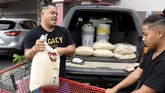 FOTO: Situasi Darurat, Warga Hawaii Bersiap Hadapi Badai Lane Warga Hawaii bersiap menghadapi Badai Lane sementara Presiden Donald Trump mendeklarasikan situasi darurat karena longsor dan banjir sudah mulai menutup jalan.